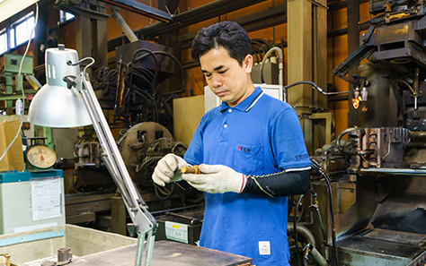 バリ取り、品質確認後、梱包